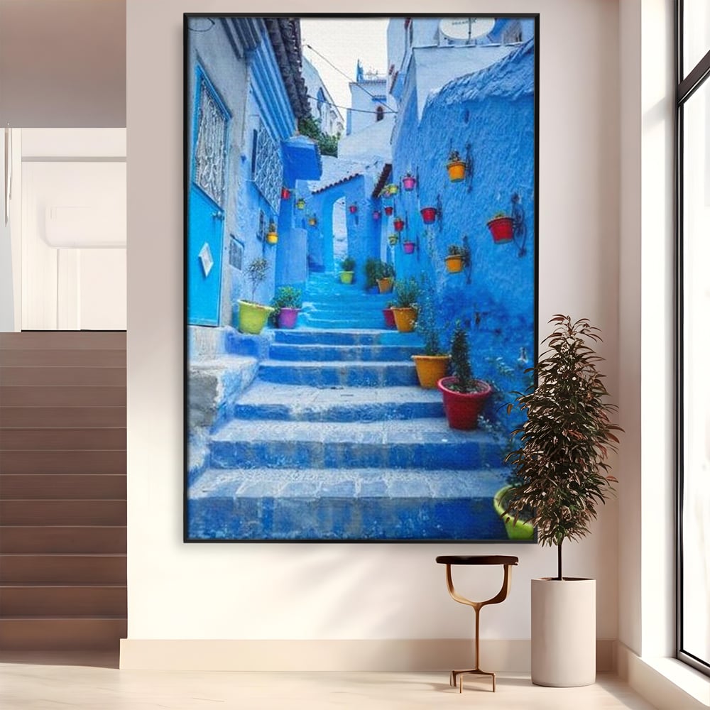 Tablou canvas cu tablou canvas cu straduta albastra din maroc, in rama de aluminiu negru